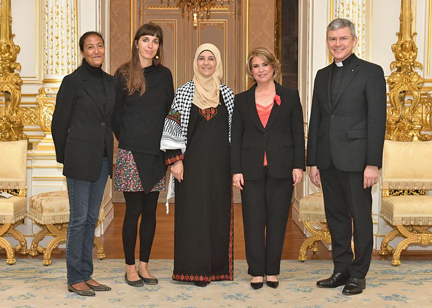 S.A.R. la Grande-Duchesse est entourée, de g. à dr., par Mme Zineb Bouanani, traductrice ; Mme Nathalie Oberweis, coordinatrice du Comité pour une Paix Juste au Proche-Orient ; Mme Hanan Al Hroub ; et M. Jean Ehret, directeur de la « Luxembourg School of Religion and Society ».
