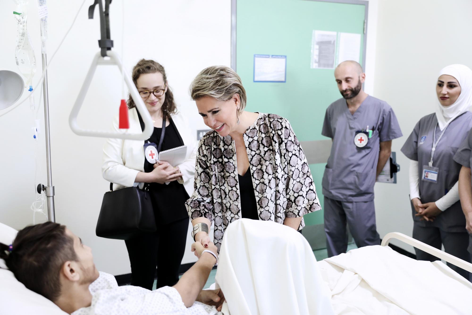 S.A.R. la Grande-Duchesse rend visite à des patients de la station CICR au sein de l'Hôpital universitaire Rafic Hariri (RHUH).
