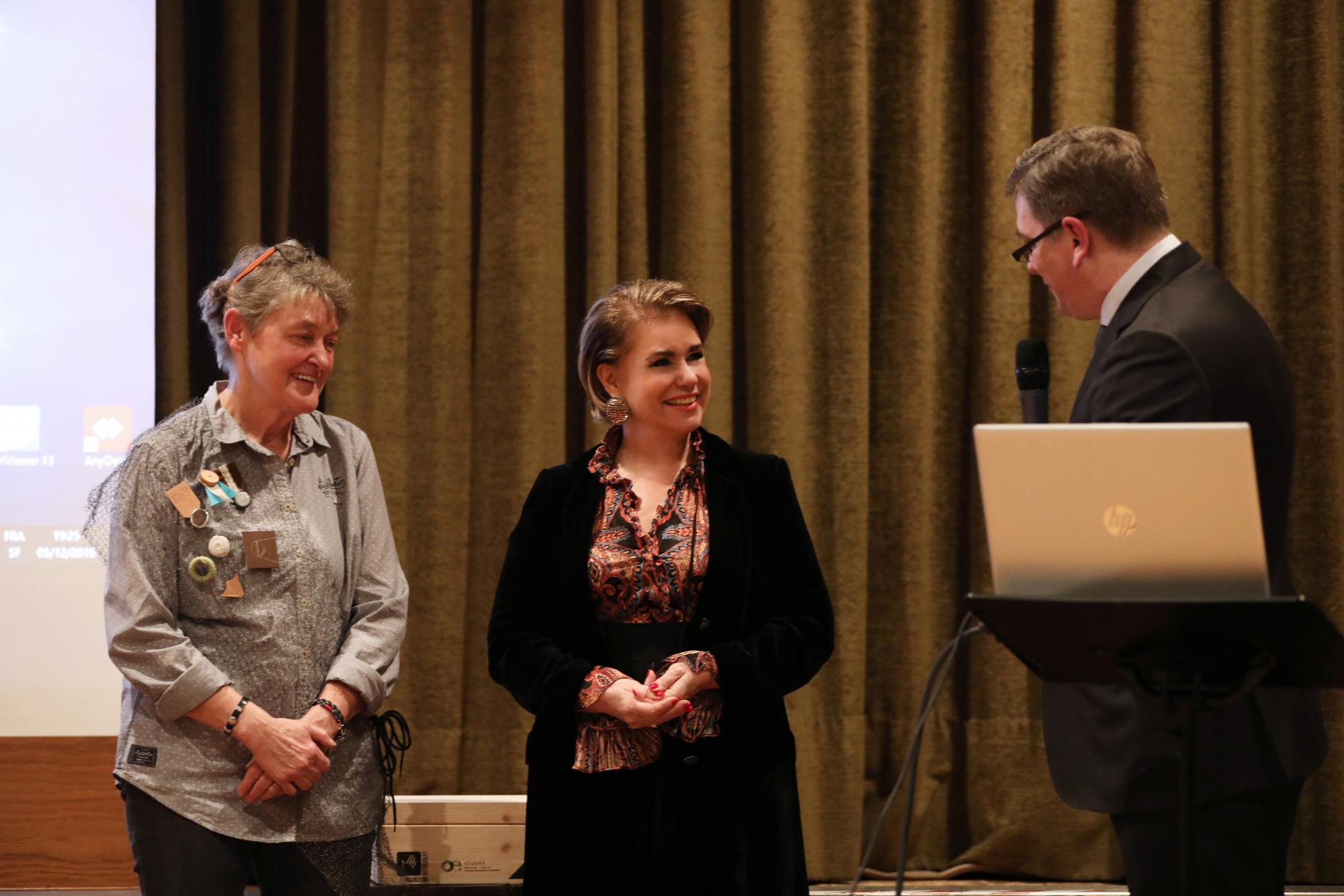 La Grande-Duchesse est entourée de Mme Francine Muller-Malherbe, Prix du Mérite du Bénévolat, et M. Marc Crochet, président de l’Agence du Bénévolat
