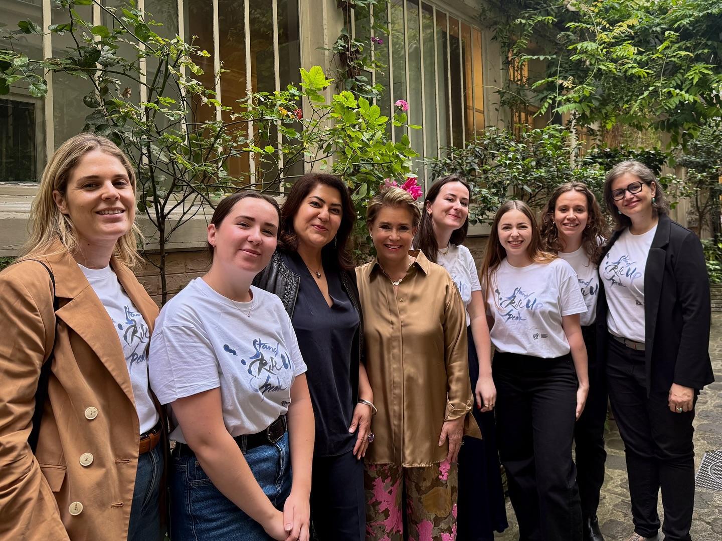 S.A.R. la Grande-Duchesse Maria Teresa entourée de l’équipe de Stand Speak Rise Up! à l’Espace des Femmes.