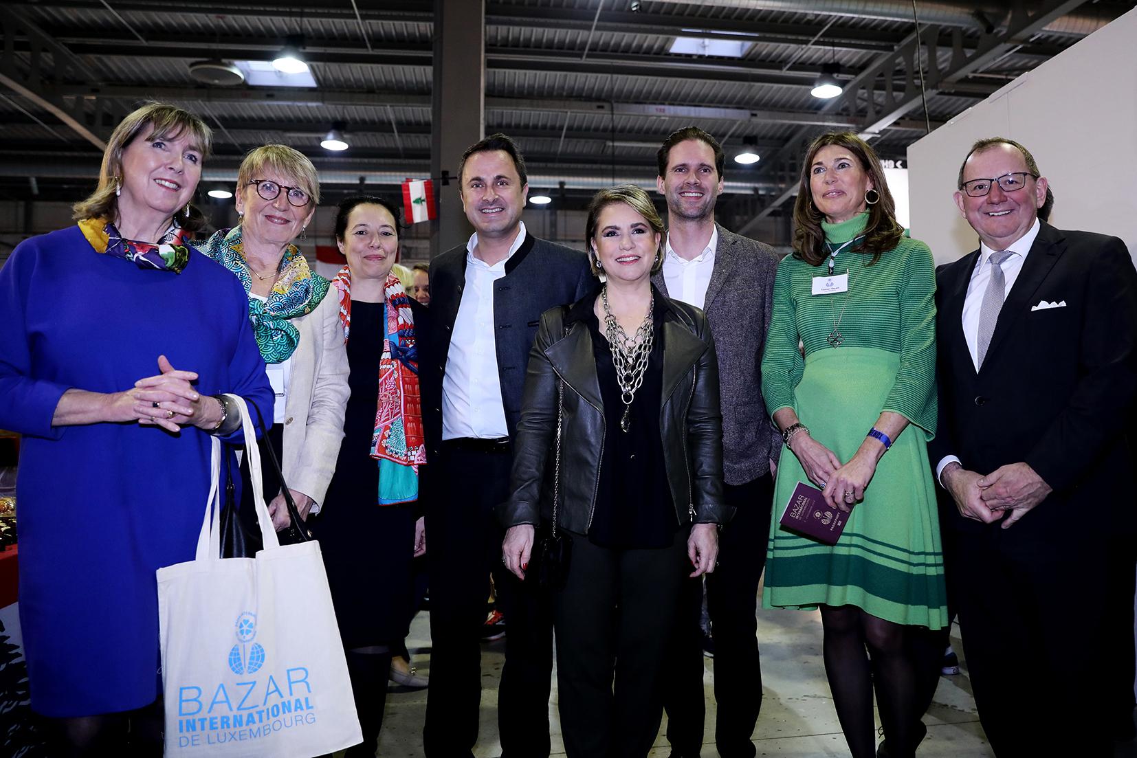 S.A.R. la Grande-Duchesse est entourée (de gauche à droite) par Mme Lydie Polfer, bourgmestre de la Ville de Luxembourg; Mme Erika Ehrhard, présidente Bazar International Luxembourg;  Mme Isabel Wiseler-Lima, échevin de la Ville de Luxembourg; M. Xavier Bettel, Premier ministre, ministre d'Etat; M. Gauthier Destenay, époux du Premier ministre ; Mme Carmen Decalf, Vice-présidente Bazar International Luxembourg; M. Fernand Etgen, président de la Chambre des députés.
