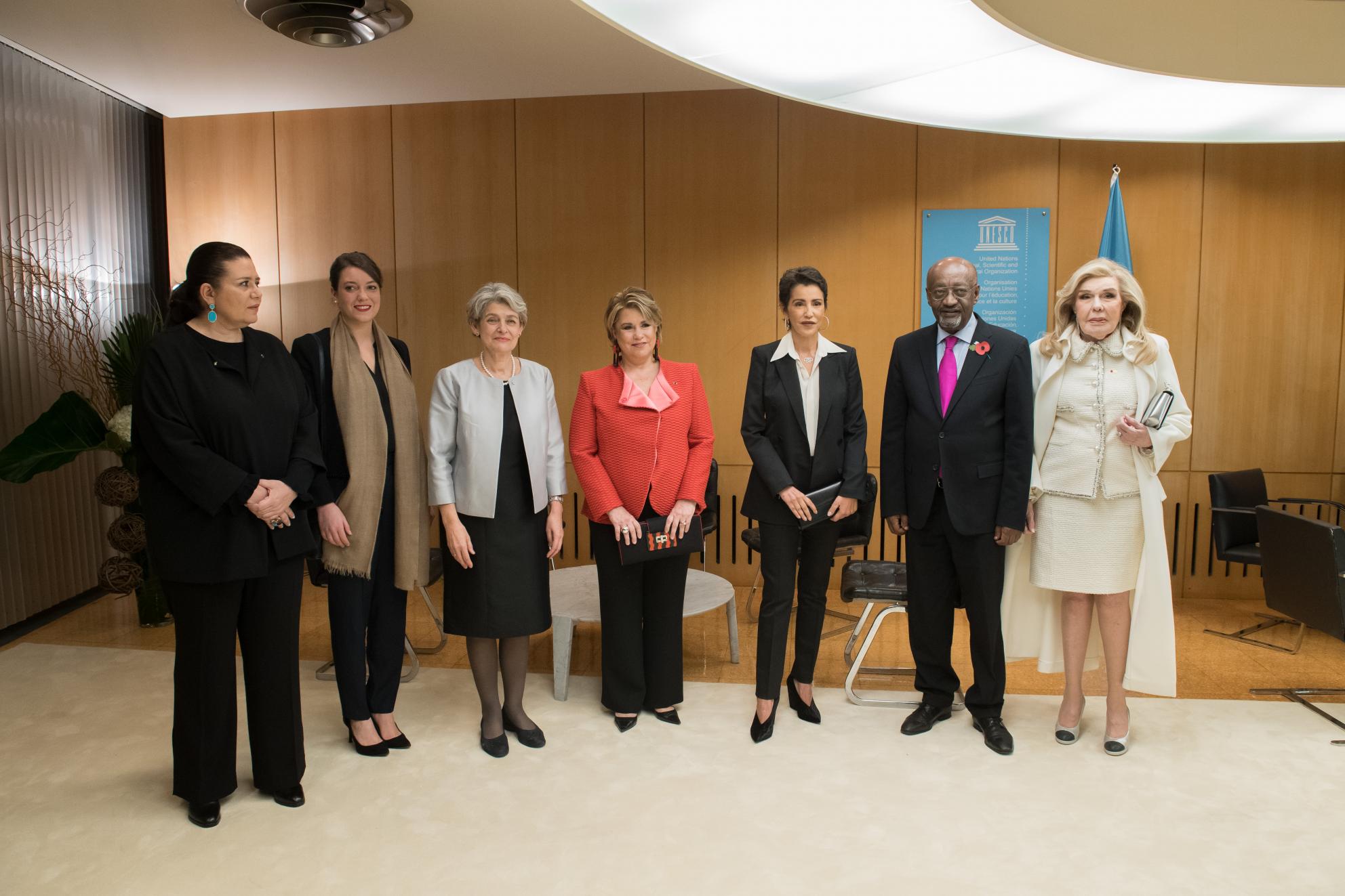 De gauche à droite, Madame Zohour Alaoui, ambassadeur-déléguée permanente du Maroc et présidente de la 39e Conférence Générale de l’UNESCO, S.A.R. la Princesse Alexandra, Madame Irina Bokova, directrice générale de l’UNESCO depuis 2009, S.A.R. la Grande-Duchesse, S.A.R. la Princesse Lalla Meryem du Maroc, Monsieur Getachew Engida directeur général adjoint de l'UNESCO et Mme Marianna Vardinoyannis, ambassadeur de Bonne Volonté à l’UNESCO.