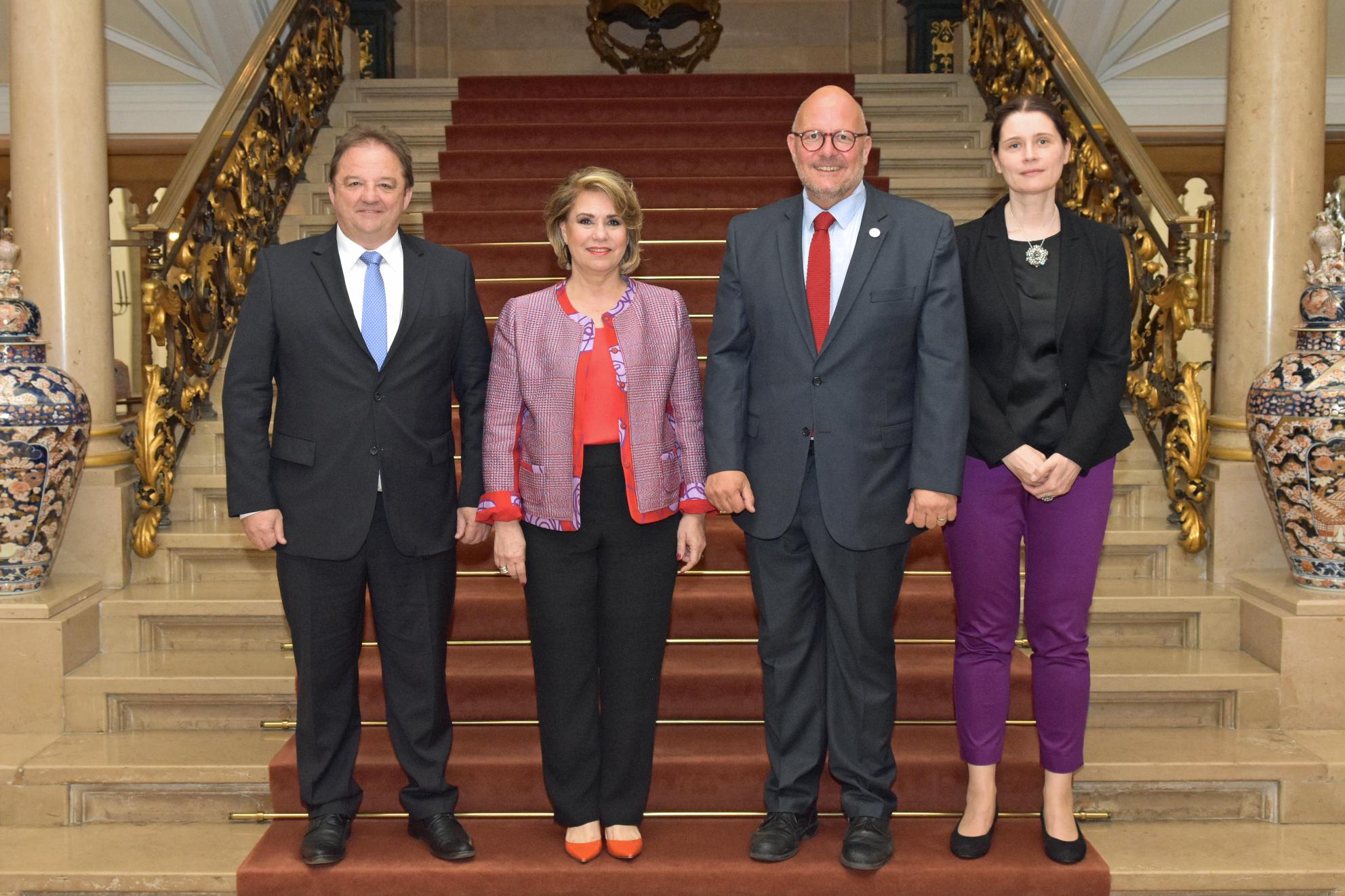 S.A.R. la Grande-Duchesse est entourée, de g. à dr., par Monsieur Tom Bellion, directeur du LCTO, Monsieur Marc Angel, président du LCTO et Madame Martine Voss, directrice adjointe du LCTO.
