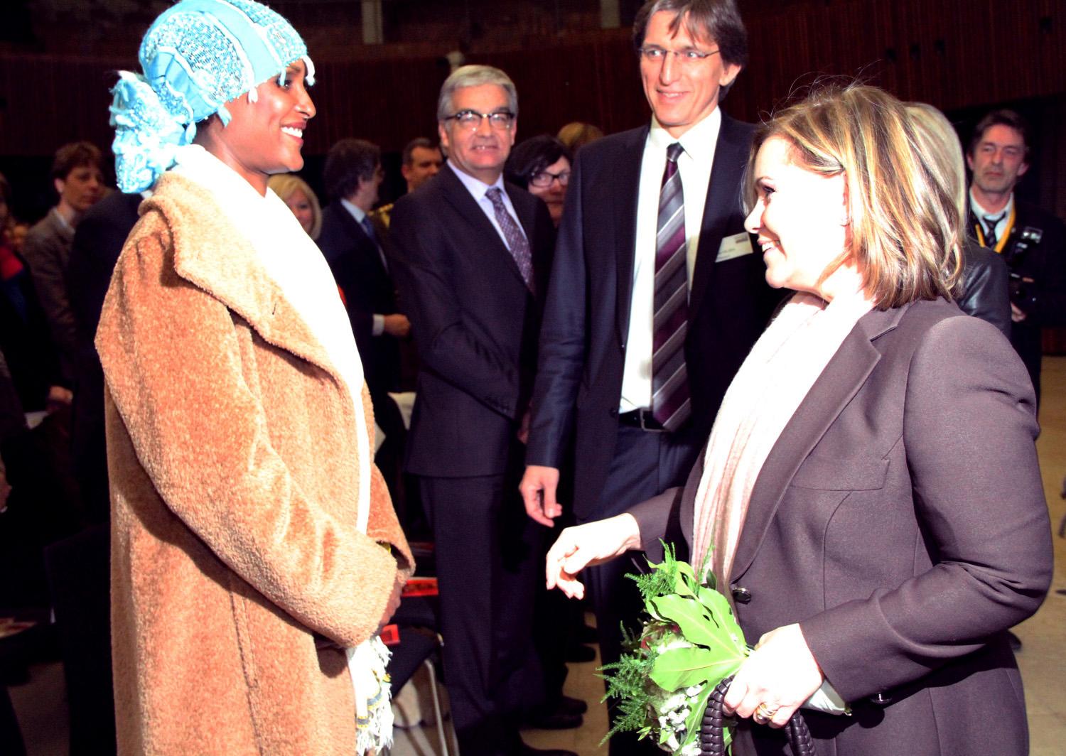 S.A.R. la Grande-Duchesse avec Madame Waris Dirie, auteur du livre autobiographique "Fleur du désert"
