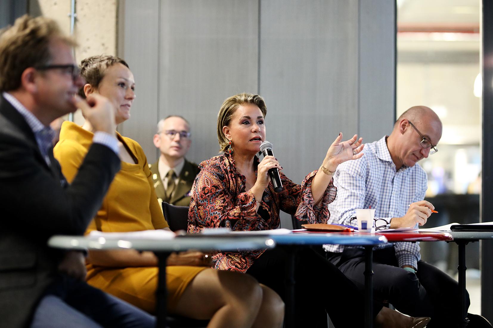 
S.A.R. la Grande-Duchesse est entourée (de gauche à droite) par les autres membres du jury: M. Bernard Simon, CIO Bourse de Luxembourg; Mme Nadine Muller, conseillière au ministère du Travail en charge de l'économie sociale et solidaire; et M. Yves Francis, managing partner Deloitte Luxembourg.
