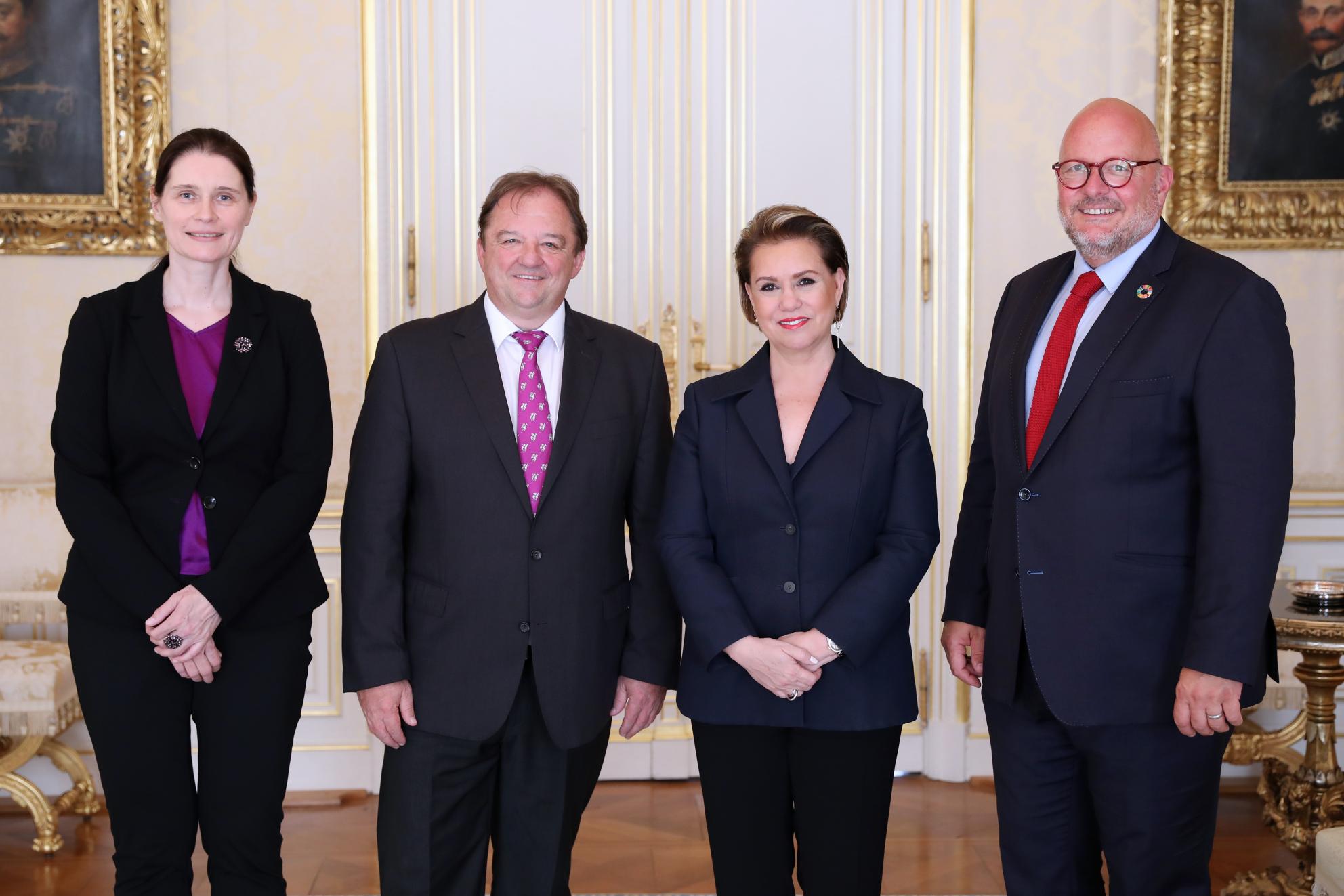 S.A.R. la Grande-Duchesse est entourée (de gauche à droite) par Mme Martine Voss, directrice adjointe du LCTO ; M. Marc Angel, président du LCTO ; M. Tom Bellion, directeur du LCTO
