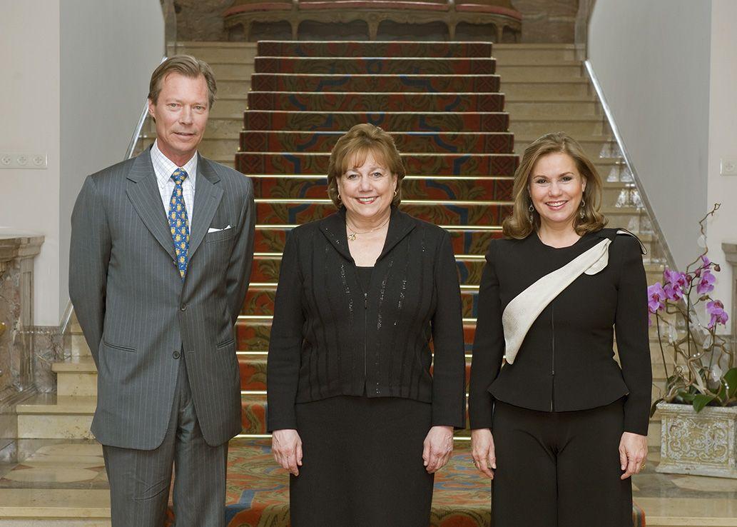 De g. à dr. : S.A.R. le Grand-Duc, Mme Ann M. Veneman, directrice générale d'UNICEF International, et S.A.R. la Grande-Duchesse
