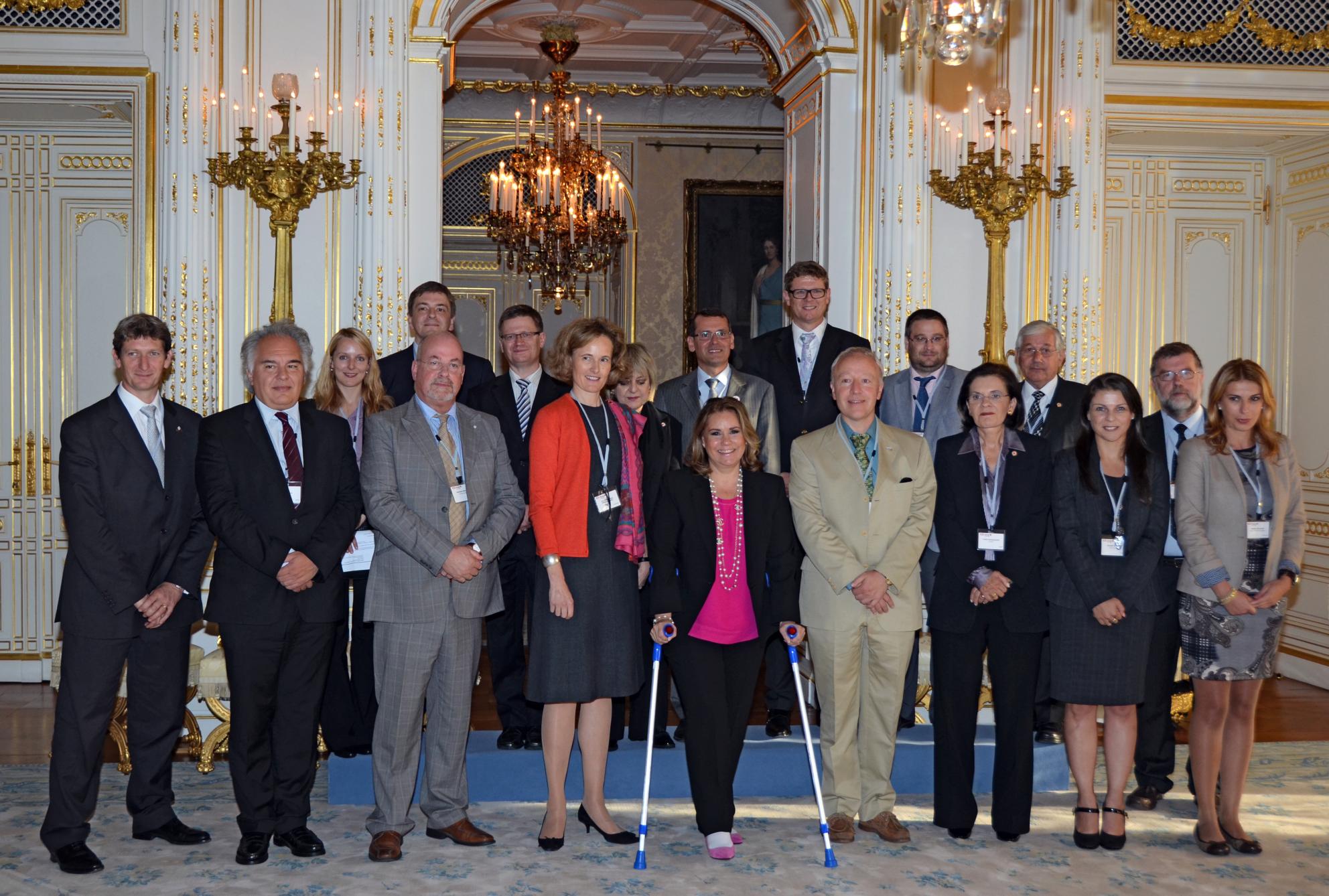 2ème rang (g. à dr.) Mme Antje Mengel (Luxembourg); M. Marc Crochet (Luxembourg); M. Thorir Gudmundsson (Islande); Mme Leda Koursoumbas (Chypre); M. Michel Simonis (Luxembourg); M. Marc Maestre (Andorre); M. Takis Neophytou (Chypre); Dr. Christian Huvelle (Luxembourg)

1er rang (g. à dr.) S.A.R. la Grande-Duchesse entourée de M. Claude Fabbretti (Monaco); M. Hermann Ottósson (Islande); M. Josep Duró (Andorre); S.A.R. la Princesse Héritière Sophie de Liechtenstein; Dr. Robert Goerens (Luxembourg); Mme Fotini Papadopoulos (Chypre); Mme Paulette Fenech (Malte); Mme Nataša Uskokovic (Montenegro)
